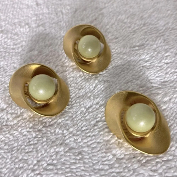 Vintage Brushed Gold Tone Clip On Earrings And Necklace Pendant Set - Picture 3 of 6